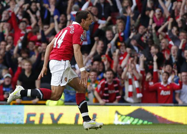 Manchester United's Javier Hernandez celebrates scoring against Chelsea during their English Premier League soccer match at Old Trafford in Manchester, northern England, May 8, 2011.(Xinhua/Reuters Photo) 
