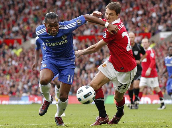 Manchester United's Jonny Evans (R) challenges Chelsea's Didier Drogba during their English Premier League soccer match at Old Trafford in Manchester, northern England, May 8, 2011.(Xinhua/Reuters Photo) 