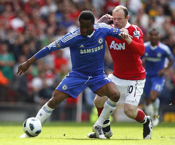 Manchester United's Wayne Rooney (R) challenges Chelsea's John Obi Mikel during their English Premier League soccer match at Old Trafford in Manchester, northern England, May 8, 2011. (Xinhua/Reuters Photo) 