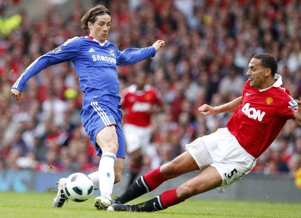 Manchester United's Rio Ferdinand (R) challenges Chelsea's Fernando Torres during their English Premier League soccer match at Old Trafford in Manchester, northern England, May 8, 2011.(Xinhua/Reuters Photo) 