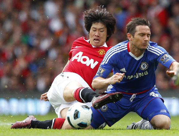 Manchester United's Ji-Sung Park (L) challenges Chelsea's Frank Lampard during their English Premier League soccer match at Old Trafford in Manchester, northern England, May 8, 2011. (Xinhua/Reuters Photo) 