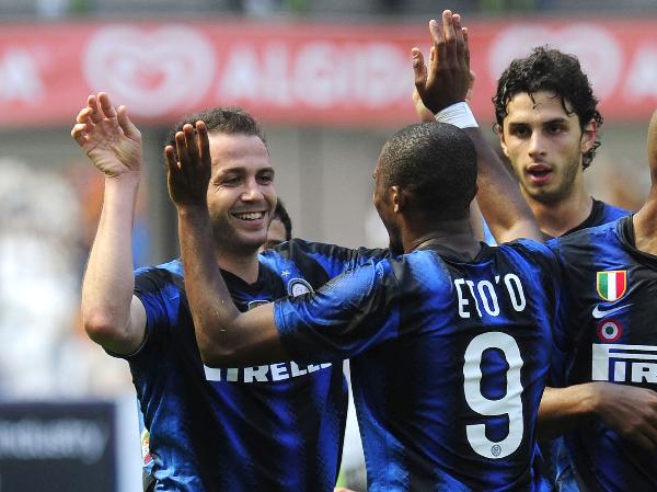 Inter Milan's Giampaolo Pazzini (L) celebrates with his team mate Samuel Eto'o after scoring against Fiorentina during their Italian Serie A soccer match at the San Siro Stadium in Milan May 8, 2011. (Xinhua/Reuters Photo) 