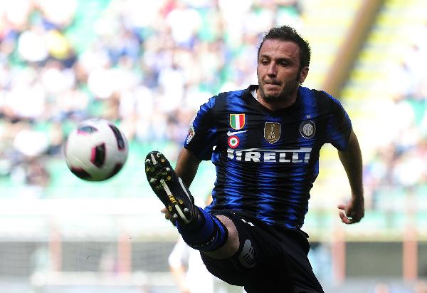 Inter Milan's Giampaolo Pazzini controls the ball during the Italian Serie A soccer match against Fiorentina at the San Siro Stadium in Milan May 8, 2011. (Xinhua/Reuters Photo) 