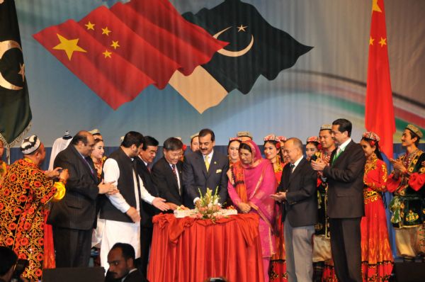 Pakistani Prime Minister Yusuf Raza Gilani (4th R in the front) and Chinese Ambassador to Pakistan Liu Jian (5th R in the front) cut a cake during a function marking the 60th anniversary of diplomatic relations between the two countries in Islamabad May 8, 2011. Gilani on Sunday lauded China's successes in various fields and said the success is a matter of great pride for the people and the government of Pakistan. (Xinhua/Yan Zhonghua) (nxl) 