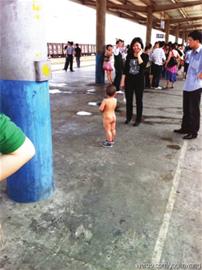 When the train reached Shangrao Railway Station, Jiangxi Province, people rushed out onto the platform to cool themselves down. One little boy stripped naked.