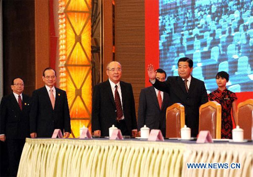 Jia Qinglin (R, front), member of the Standing Committee of the Political Bureau of the Communist Party of China (CPC) Central Committee, and Kuomintang (KMT) honorary chairman Wu Poh-hsiung (3rd L), attend the conclusion ceremony of the Cross-Strait Economic, Trade and Culture Forum, a regular forum between the Chinese mainland and Taiwan, in Chengdu, capital of southwest China's Sichuan Province, May 8, 2011. 