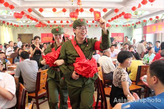 A revolutionary-style wedding is held at Dongxiang county, East China's Jiangxi province, May 8, 2011.