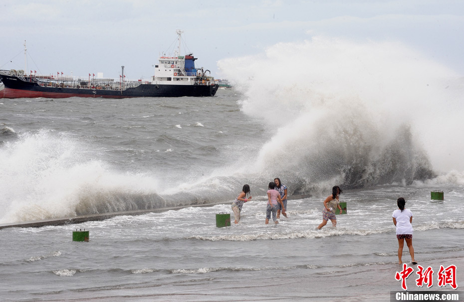 Tropical storm Aere lashes the northeastern Philippines on May 8, killing 15 people as of Monday. About 21,320 families or 111,473 people, mostly from Bicol and eastern Visayas regions, have been affected. [Chinanews.com]