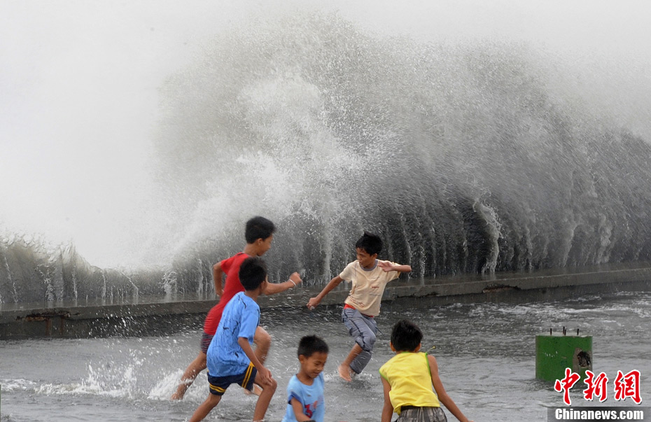 Tropical storm Aere lashes the northeastern Philippines on May 8, killing 15 people as of Monday. About 21,320 families or 111,473 people, mostly from Bicol and eastern Visayas regions, have been affected. [Chinanews.com]