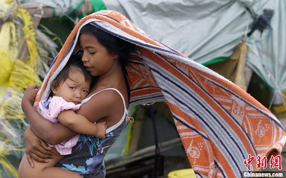 Tropical storm Aere lashes the northeastern Philippines on May 8, killing 15 people as of Monday. About 21,320 families or 111,473 people, mostly from Bicol and eastern Visayas regions, have been affected. [Chinanews.com]