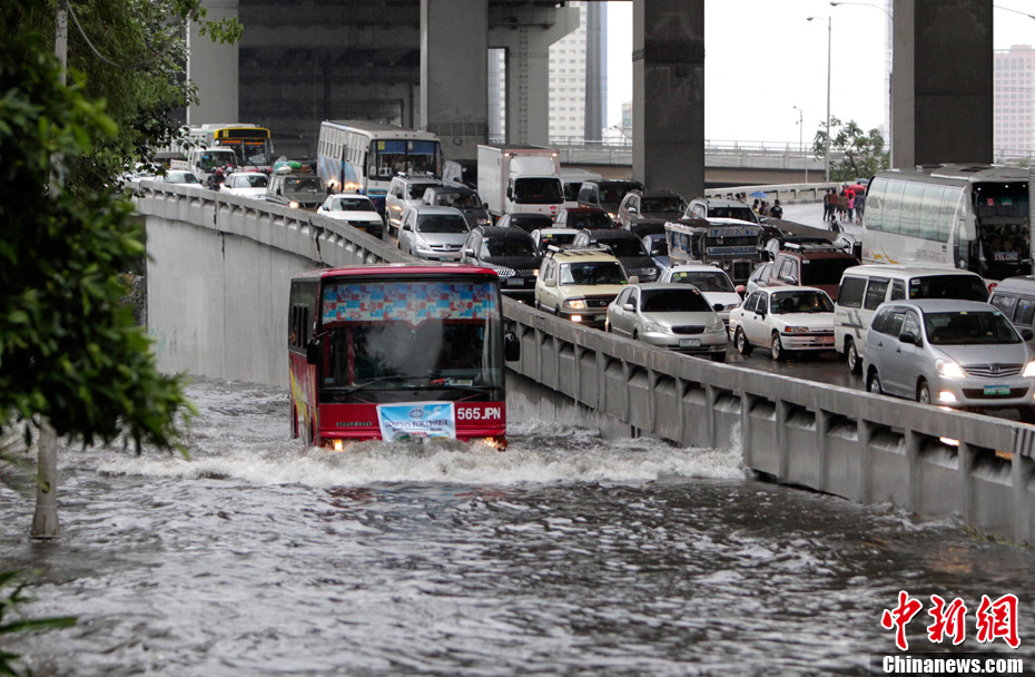 Tropical storm Aere lashes the northeastern Philippines on May 8, killing 15 people as of Monday. About 21,320 families or 111,473 people, mostly from Bicol and eastern Visayas regions, have been affected. [Chinanews.com]