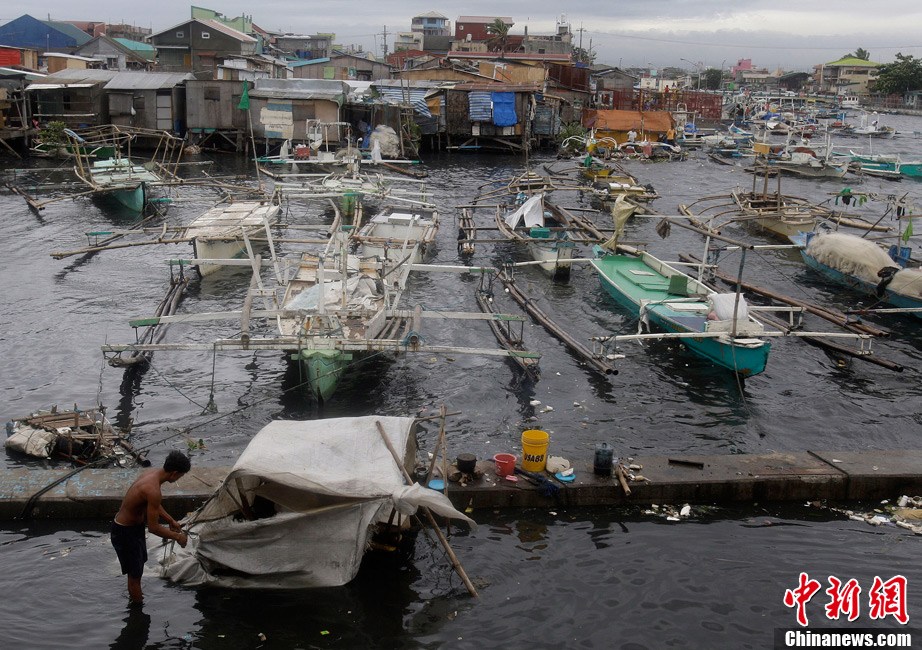 Tropical storm Aere lashes the northeastern Philippines on May 8, killing 15 people as of Monday. About 21,320 families or 111,473 people, mostly from Bicol and eastern Visayas regions, have been affected. [Chinanews.com]