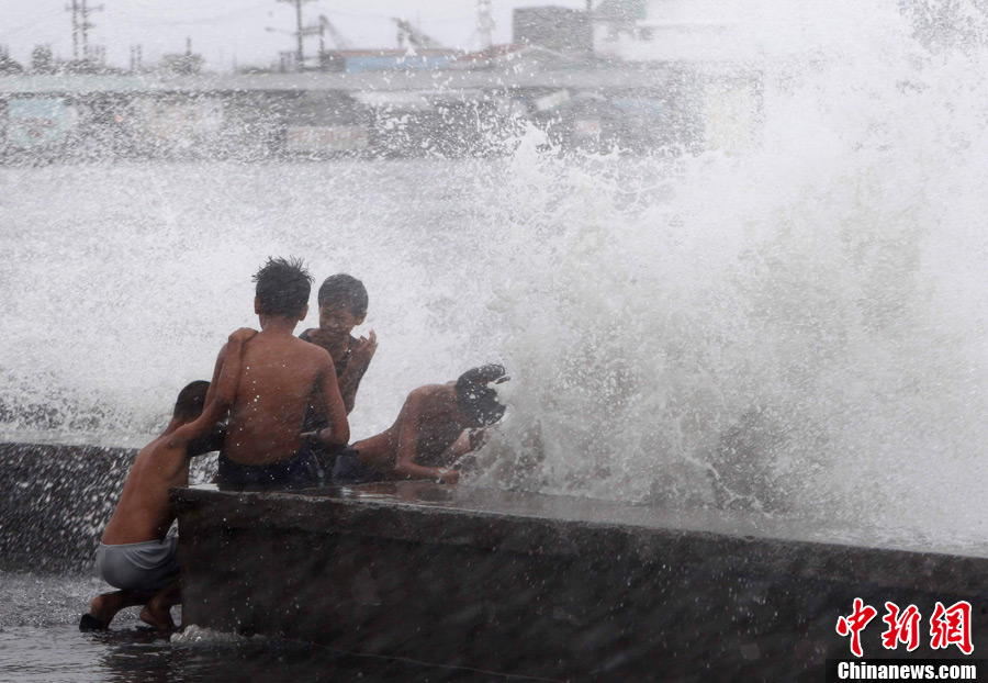 Tropical storm Aere lashes the northeastern Philippines on May 8, killing 15 people as of Monday. About 21,320 families or 111,473 people, mostly from Bicol and eastern Visayas regions, have been affected. [Chinanews.com]