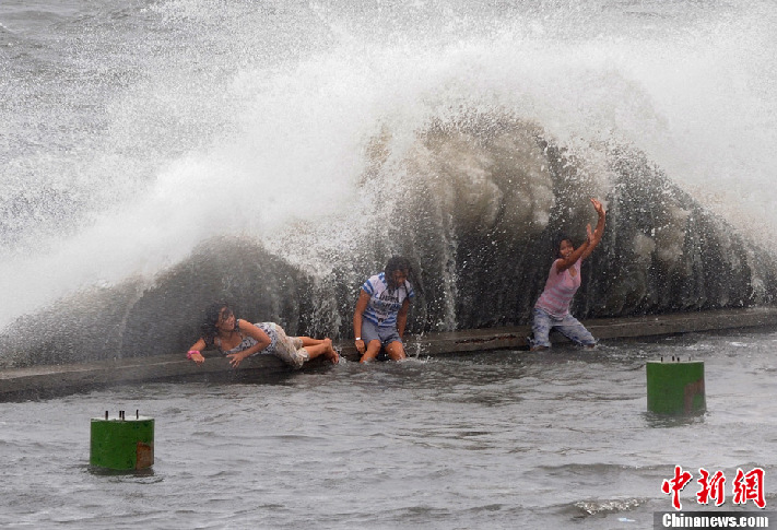 Tropical storm Aere lashes the northeastern Philippines on May 8, killing 15 people as of Monday. About 21,320 families or 111,473 people, mostly from Bicol and eastern Visayas regions, have been affected. [Chinanews.com]