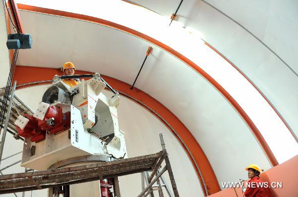 Engineers of the National Astronomical Observatory of China debug facilities at the astronomical observation station in Yangbajain, southwest China's Tibet Autonomous Region, May 7, 2011. Installed at an altitude of 4,300 meters, the KOSMA millimeter telescope, a project cooperated by China and Germany, enters the phase of debug recently. It is one of the most advanced astronomical observation facilities to observe the outer space. [Chen Haining/Xinhua]