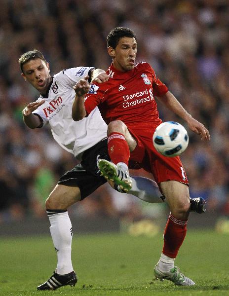 Fulham's Chris Baird (L) challenges Liverpool's Maxi Rodriguez during their English Premier League soccer match at Craven Cottage in London May 9, 2011. Liverpool improved its chances of finishing fifth in the Premier League and earning a spot in next season's Europa League by winning 5-2 at Fulham on Monday. [Xinhua/Reuters]