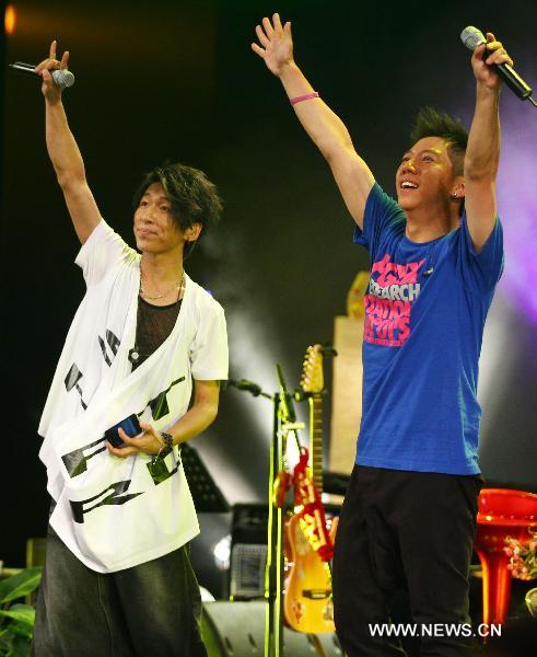 Hu Haiquan (R) and Chen Yufan of Chinese pop group 'Yu Quan' perform during their nation tour in Dongguan, south China's Guangdong Province, May 10, 2011. [Chen Fan/Xinhua]