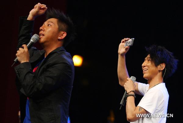 Chen Yufan (R) and Hu Haiquan of Chinese pop group 'Yu Quan' perform during their nation tour in Dongguan, south China's Guangdong Province, May 10, 2011. [Chen Fan/Xinhua]