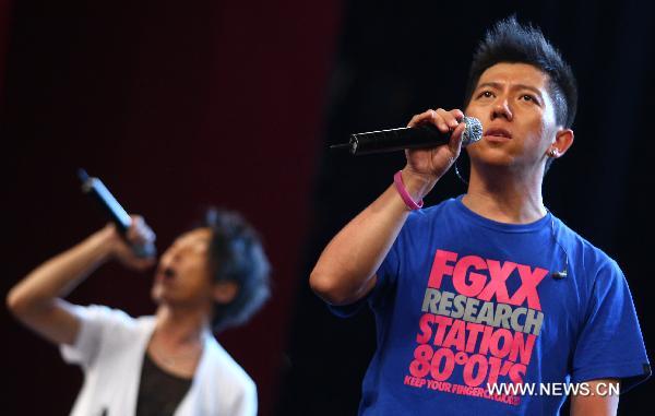 Hu Haiquan (R) and Chen Yufan of Chinese pop group 'Yu Quan' perform during their nation tour in Dongguan, south China's Guangdong Province, May 10, 2011. [Chen Fan/Xinhua]