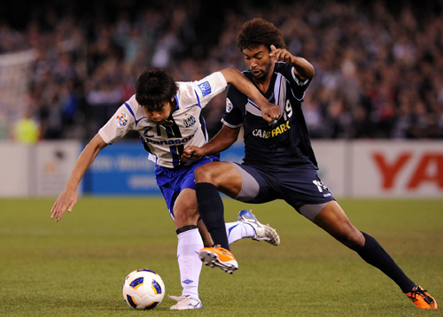 Defender Akira Kaji (left) helped Japan’s Gamba Osaka share a 1-1 draw with Melbourne Victory in Australia last week to leave the 2007 champions needing to beat China’s Tianjin Teda on Wednesday to be sure of a place in last 16 for a fourth consecutive season. 