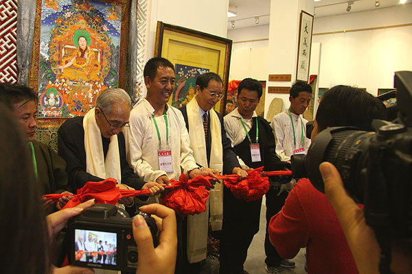 The ribbon-cutting ceremony for the Tibetan Thangka Exhibtion in Beijing on Sunday. The month-long exhibition displays more than 40 paintings by four Thangka paintings. Thangka describes a silk, satin or cloth painting scroll that is created for public viewing. [CnDG by Jiao Meng]