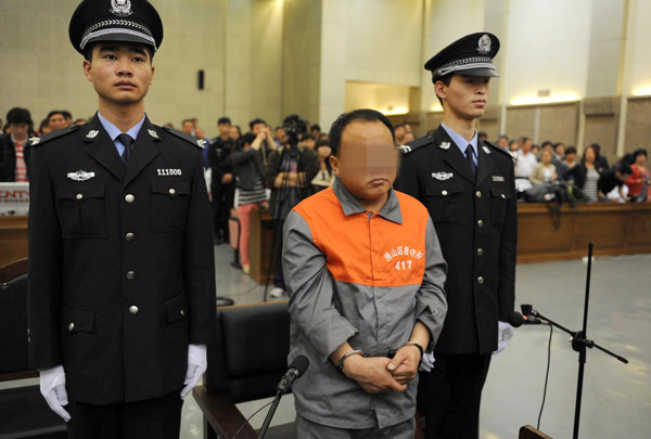Guo Shudong, 37, the first drunk driver to be punished in Beijing since the introduction of tough new driving laws, stands in court as the judge delivers his sentencing in Fangshan district, May 9, 2011. Guo, who rammed into a car while twice the legal alcohol limit, was sentenced to four months in prison and fined 2,000 yuan. [Photo/Xinhua]