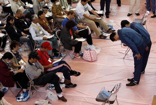 Nuclear evacuees visit homes