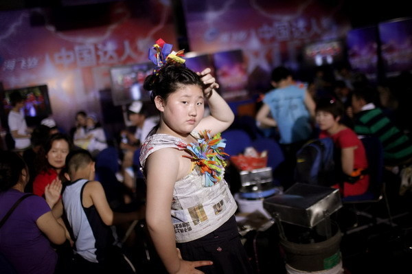 A girl prepares backstage for her audition for the television show 'China's Got Talent' in downtown Shanghai May 10, 2011.[Photo/Agencies]