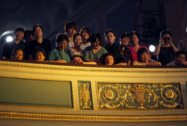 Audience members watch an audition for the television show 'China's Got Talent' in downtown Shanghai May 10, 2011.[Photo/Agencies]