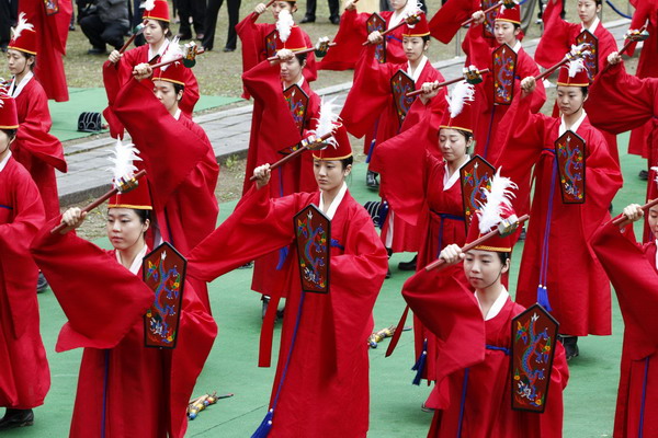 Korean students consecrate philosopher Confucius