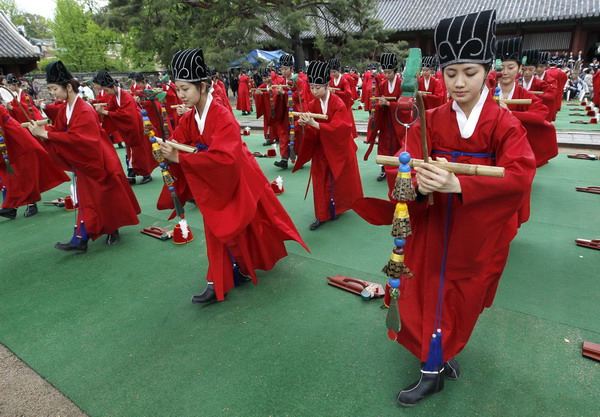 Korean students consecrate philosopher Confucius