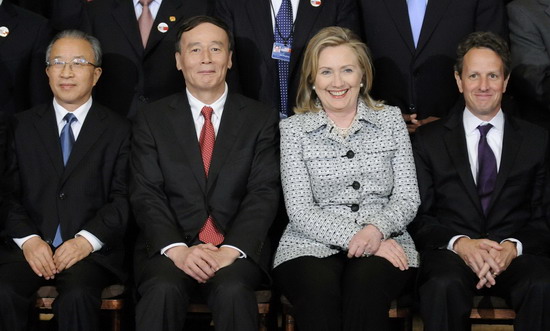 (L-R) China's State Councilor Dai Bingguo, Vice-Premier Wang Qishan, US Secretary of State Hillary Clinton and US Treasury Secretary Timothy Geithner gather for a portrait before a banquet for the Strategic and Economic Dialogue at the State Department in Washington, May 9, 2011.[China Daily via agencies]