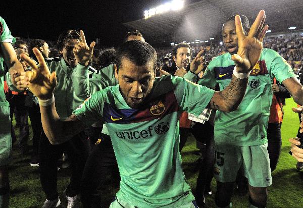 Barcelona's players celebrate after winning the Spanish first division league at the Ciudad de Valencia Stadium in Valencia, May, 11 2011. (Xinhua/AFP Photo)