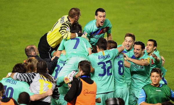 Barcelona's players celebrate after winning the Spanish first division league at the Ciudad de Valencia Stadium in Valencia, May, 11 2011. (Xinhua/AFP Photo)