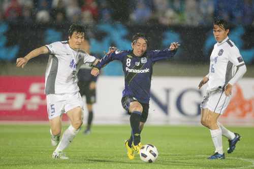Midfielder Hayato Sasaki (centre) featured as 2008 AFC Champions League winners Gamba Osaka beat China’s Tianjin Teda 2-0 on Wednesday to set-up a derby meeting with Cerezo Osaka in the last 16 later this month. 