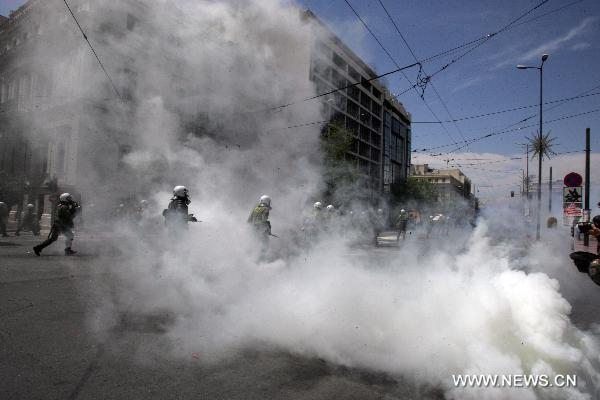 Greek demonstrators clash with anti-riot police during a march against austerity measures in central Athens, capital of Greece, May 11, 2011. The two umbrella labor unions of private and public sector employees GSEE and ADEDY staged the second nationwide 24-hour general strike this year over austerity policies implemented to tackle an acute debt crisis. [Xinhua]