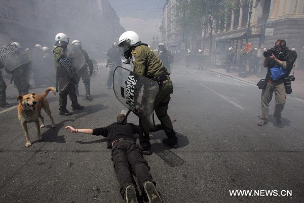 Greek demonstrators clash with anti-riot police during a march against austerity measures in central Athens, capital of Greece, May 11, 2011. The two umbrella labor unions of private and public sector employees GSEE and ADEDY staged the second nationwide 24-hour general strike this year over austerity policies implemented to tackle an acute debt crisis. [Xinhua]