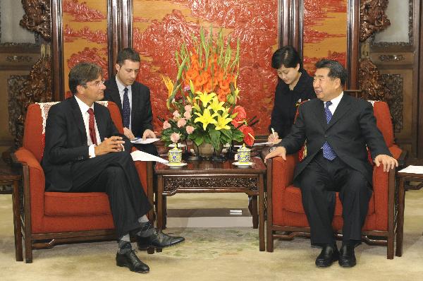Chinese Vice Premier Hui Liangyu (R, front) meets with Dutch Deputy Prime Minister and Minister of Economic Affairs, Agriculture and Innovation Maxime Verhagen in Beijing, capital of China, May 11, 2011. [Xinhua]