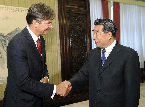 Chinese Vice Premier Hui Liangyu (R) meets with Dutch Deputy Prime Minister and Minister of Economic Affairs, Agriculture and Innovation Maxime Verhagen in Beijing, capital of China, May 11, 2011. [Xinhua]