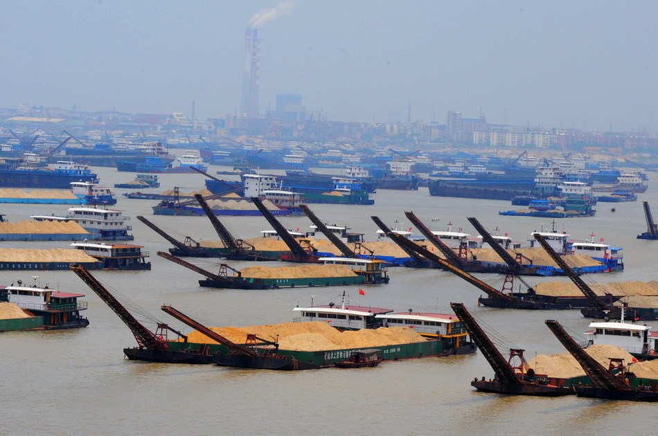 Fishing boats ground on the dry lake bed due to a severe drought in the Dongting Lake in Yueyang city, Central China&apos;s Hunan province, May 11, 2011.[Xinhua]