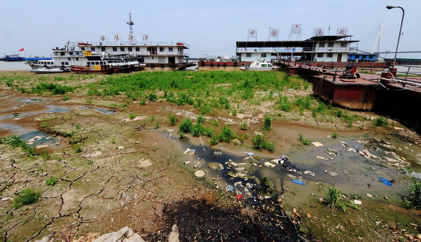 A dock almost dries up due to a drought in the Dongting Lake in Yueyang city, Central China&apos;s Hunan province, May 11, 2011.[Xinhua]