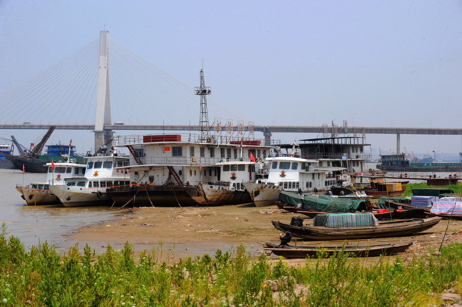 Fishing boats ground on the dry lake bed due to a severe drought in the Dongting Lake in Yueyang city, Central China&apos;s Hunan province, May 11, 2011.[Xinhua]