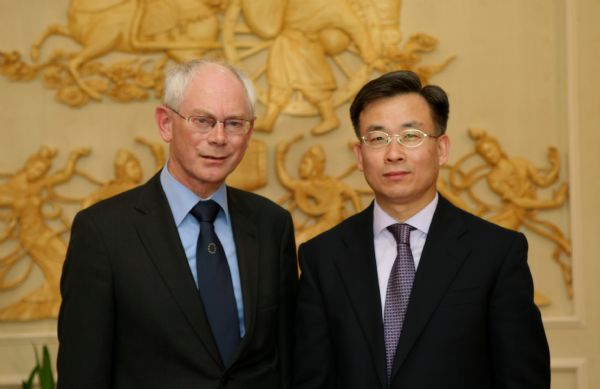 Chinese ambassador to the European Union Song Zhe (R) meets with European Council President Herman Van Rompuy in Brussels, capital of Belgium, May 10, 2011. Song on Tuesday exchanged views with Van Rompuy on efforts to boost cooperation ahead of the latter's visit to Beijing.    (Xinhua) (wjd) 