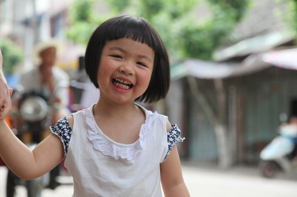 Chen Xingwen is on her way home from a kindergarten in Meishan, Southwest China's Sichuan province, May 10, 2011.
