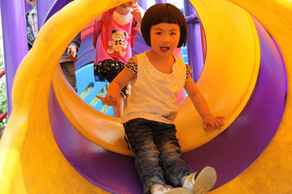 Chen Xingwen plays at a kindergarten in Meishan, Southwest China's Sichuan province, May 10, 2011.