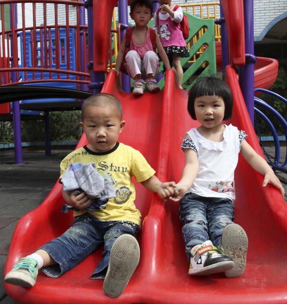 Chen Xingwen (R, front) plays with fellows in Chenyin village of Dongpo district in Meishan, Southwest China's Sichuan province, May 10, 2011. 