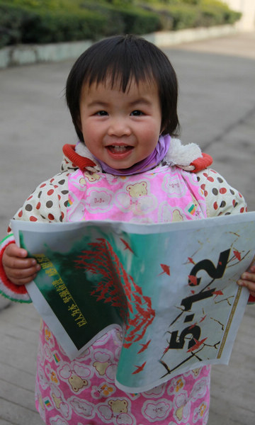 The file photo taken on Nov 20, 2009 shows Chen Xingwen looking at her news photo in Meishan, Southwest China's Sichuan province.