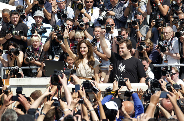 Voice actors Angelina Jolie and Jack Black wave to the crowd during a photocall for the animated film 'Kung Fu Panda 2' during the Cannes Film Festival May 12, 2011. [Xinhua/Reuters Photo]