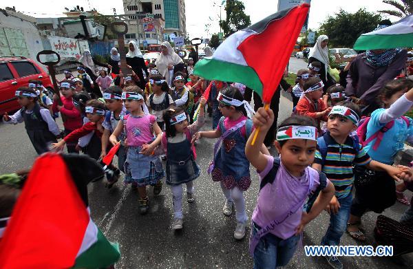 Palestinian kids attend a rally in Gaza City, May 12, 2011. [Xinhua/Yasser Qudih]