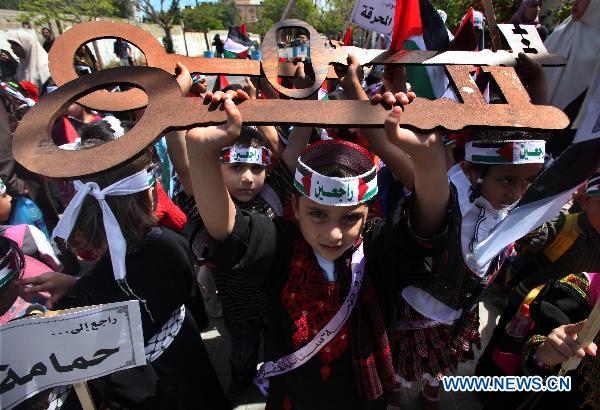 A Palestinian girl holds a key symbolizing returning home during a rally in Gaza City, May 12, 2011. [Xinhua/Yasser Qudih]